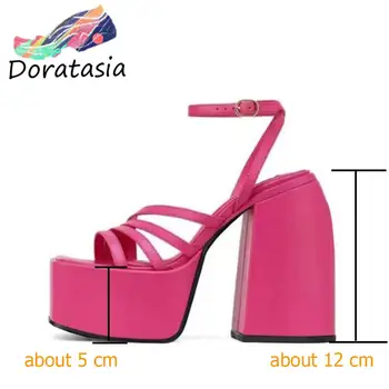 DORATASIA augstākās Kvalitātes Biezs augstpapēžu kurpes Sieviešu Sandales Platformas Zīmola Luksusa Siksnu Sprādzes Kleita Kāzu, Banketu Sexy Kurpes Sieviete