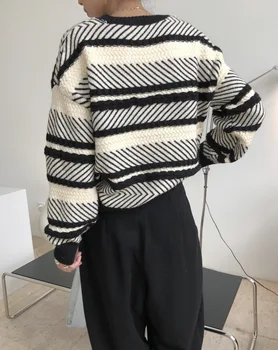 Jaunā sieviete vilnas džemperis loveMODA