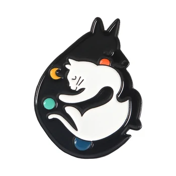 Ragana Kaķis Emaljas Atloks Pins Melna Balta Yin Yang Mēness un Zvaigžņu Hugging Kaķis Guļ Kitty Broša Maģija Rotaslietas Burvju Pin